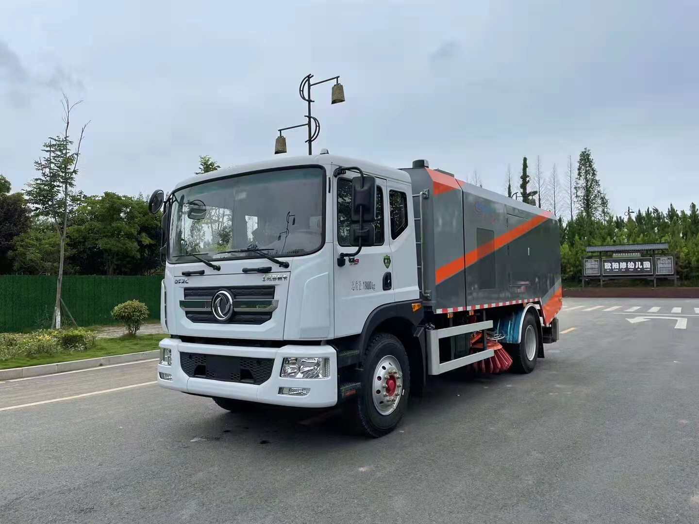 東風(fēng)D9后置滾掃干濕兩用銑刨吸塵車