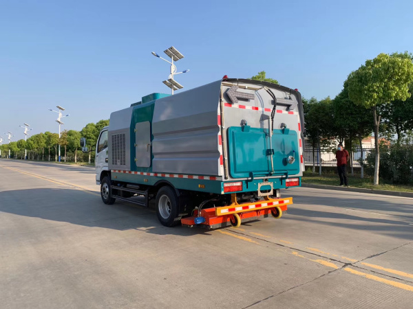 東風(fēng)多利卡5方后置滾刷式吸塵車(chē)