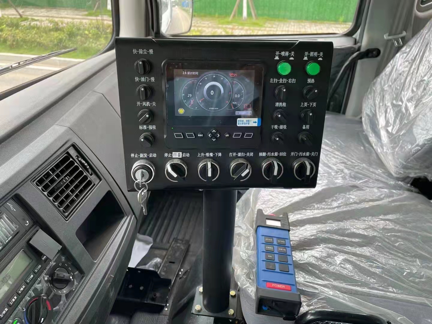 東風(fēng)多利卡5方后置滾刷式吸塵車(chē)