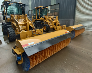 裝載機(jī)加裝推雪鏟 鏟車除雪車（價格9-12萬）