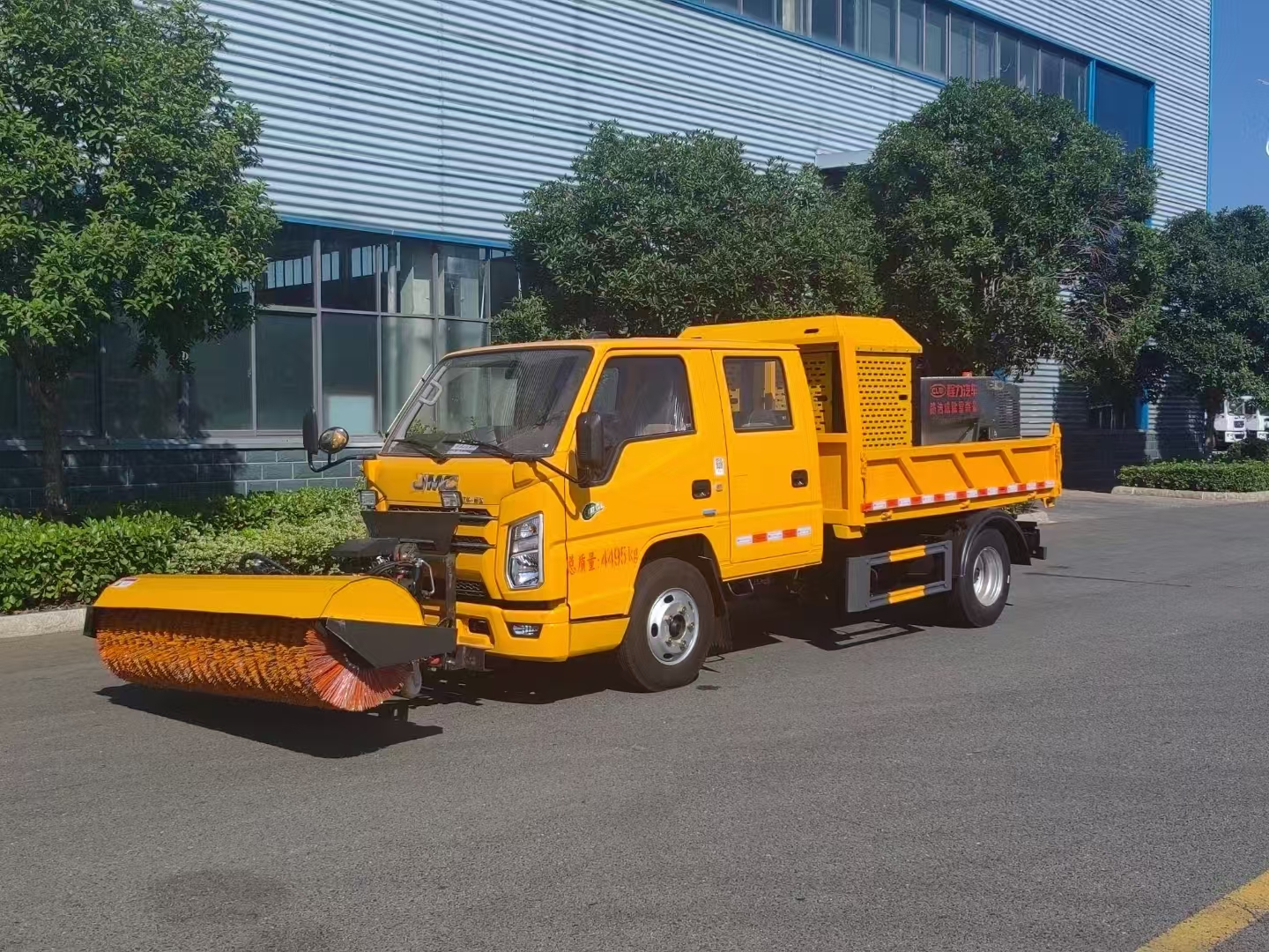 藍(lán)牌江鈴多功能掃雪融雪一體車