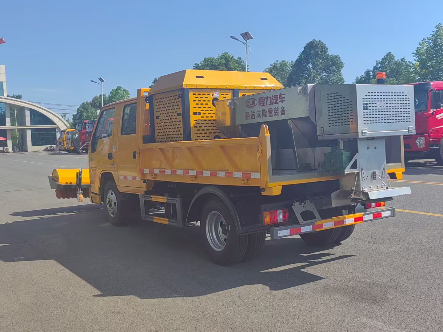 藍(lán)牌江鈴多功能掃雪融雪一體車