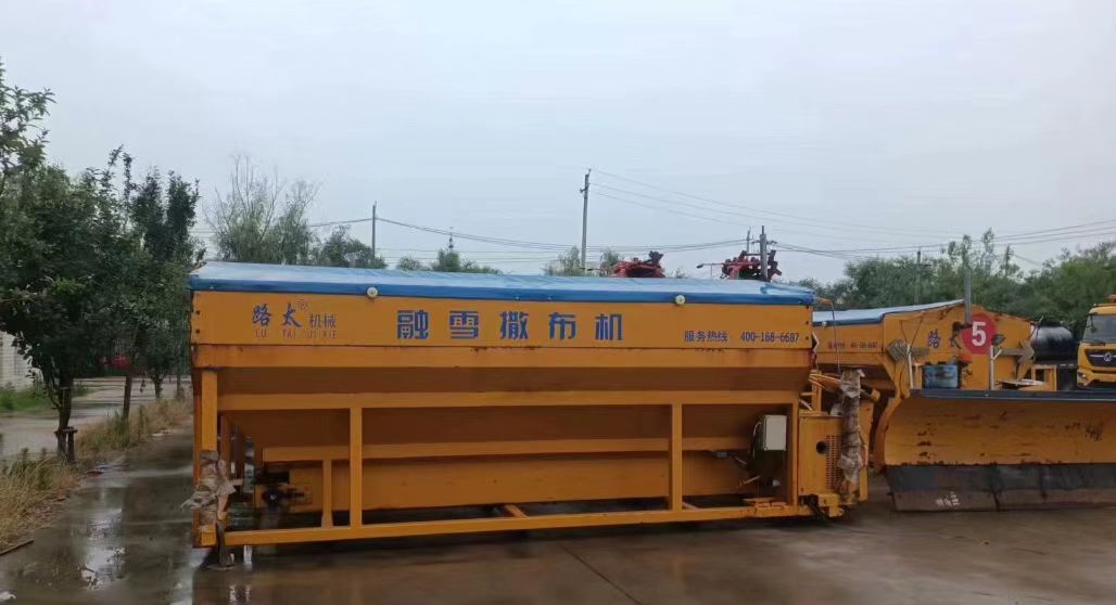 二手除雪鏟 二手融雪撒布機(jī) 二手掃雪滾 二手除雪車(chē)